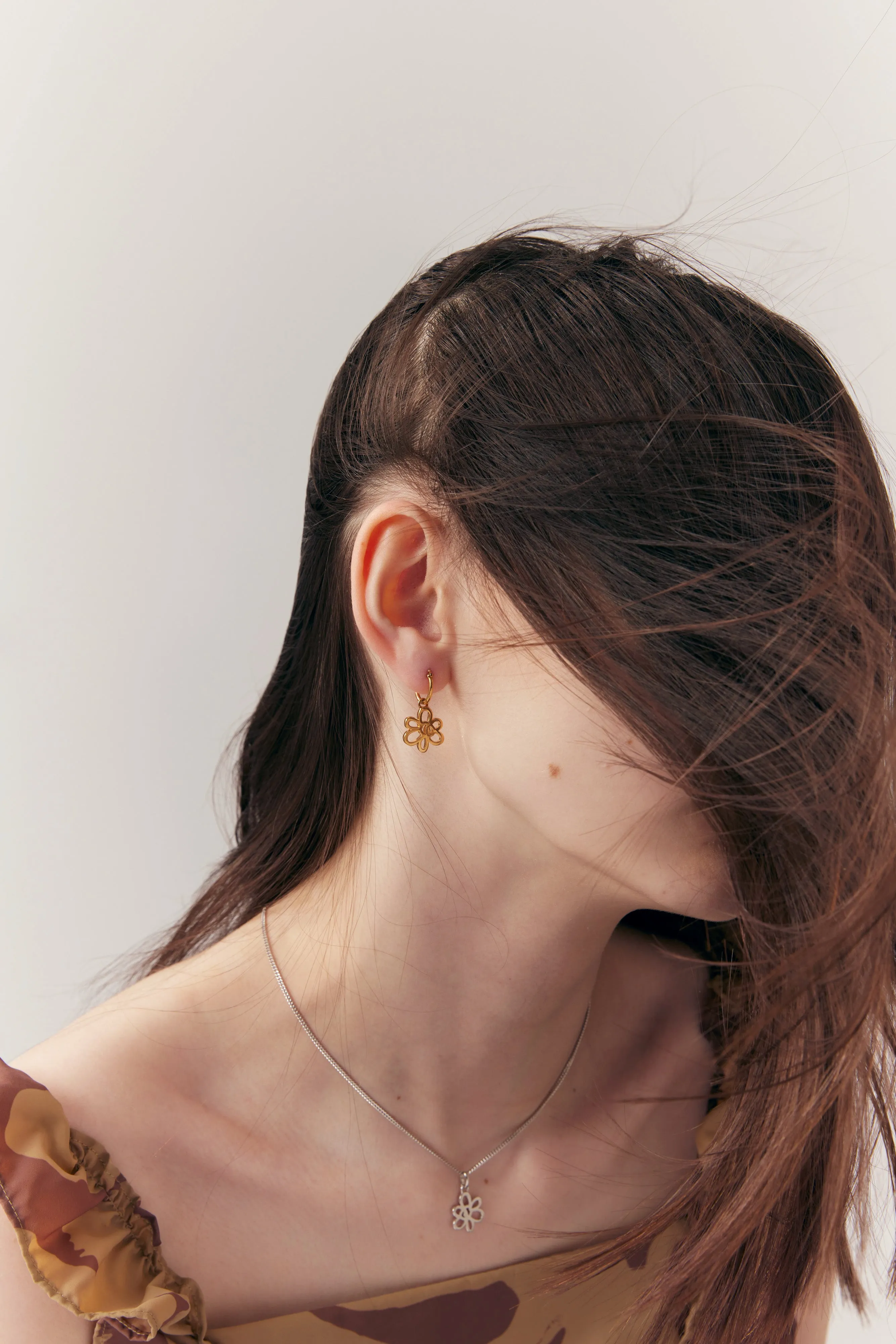GATEWAY FRAME GOLD GESTURE EARRING